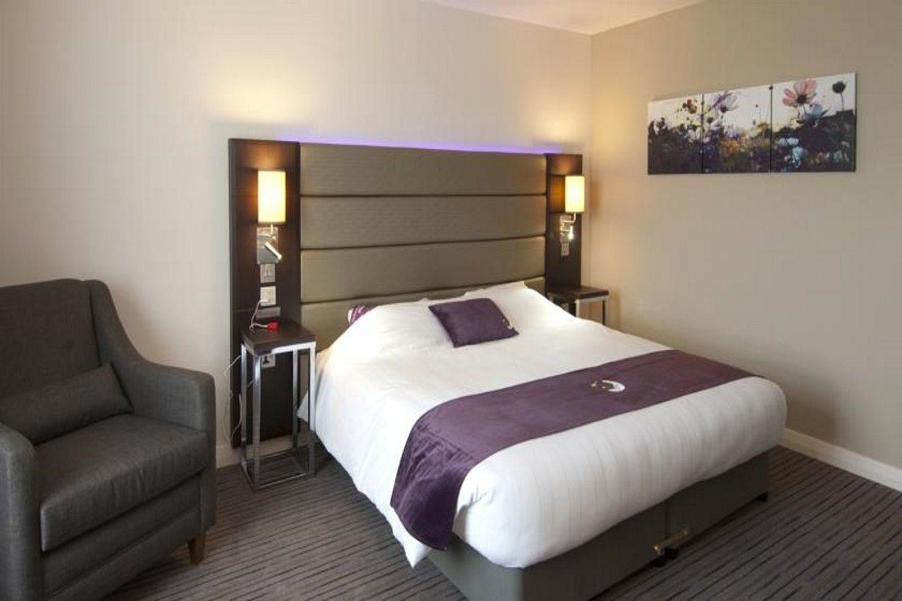 Premier Inn Manchester Cheadle  Exterior photo